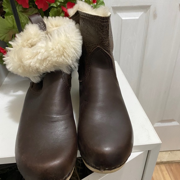 Shoes - Boots cute brown size 7